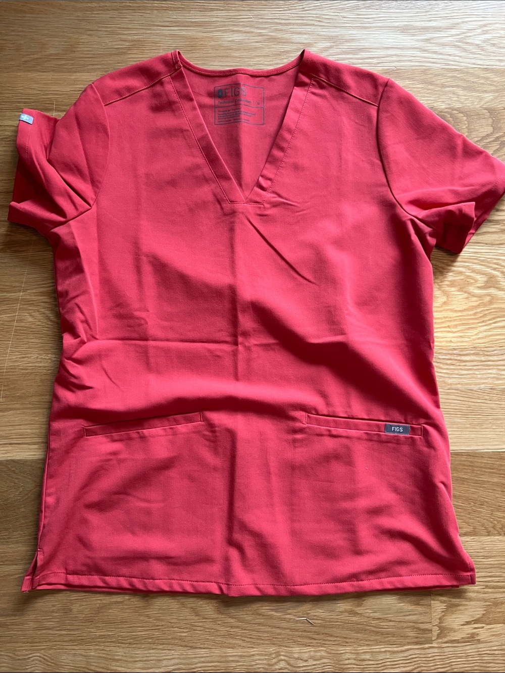 Figs Women’s Short Sleeve V-Neck Top in Clay